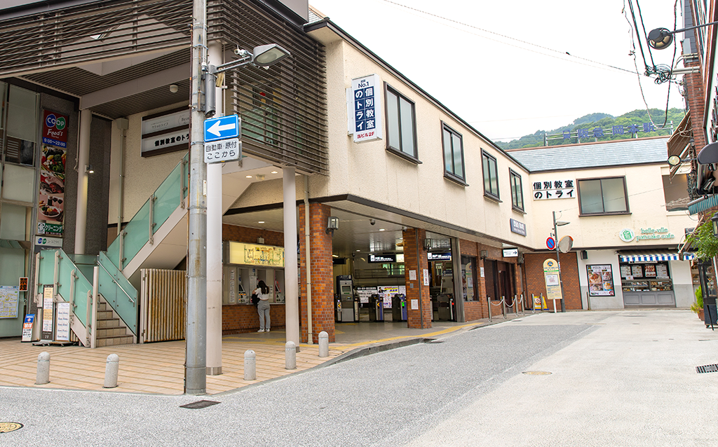 1）岡本駅南口から