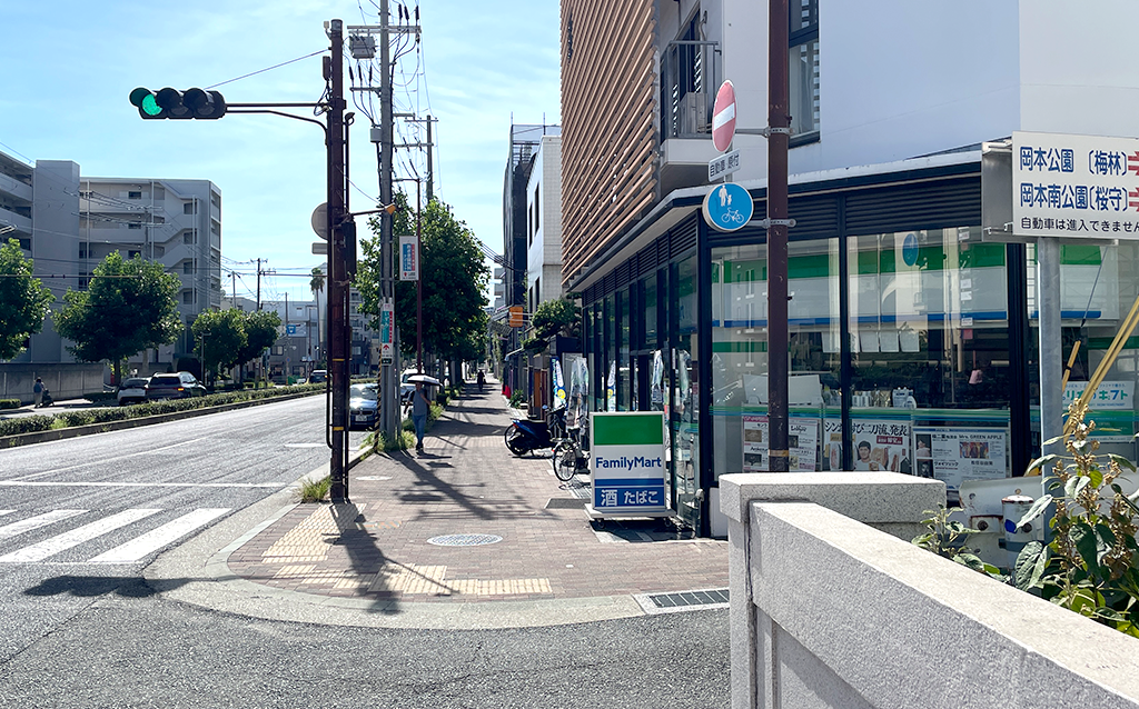 5）岡本橋、ファミリーマート前を通過し、そのまま西へ直進
